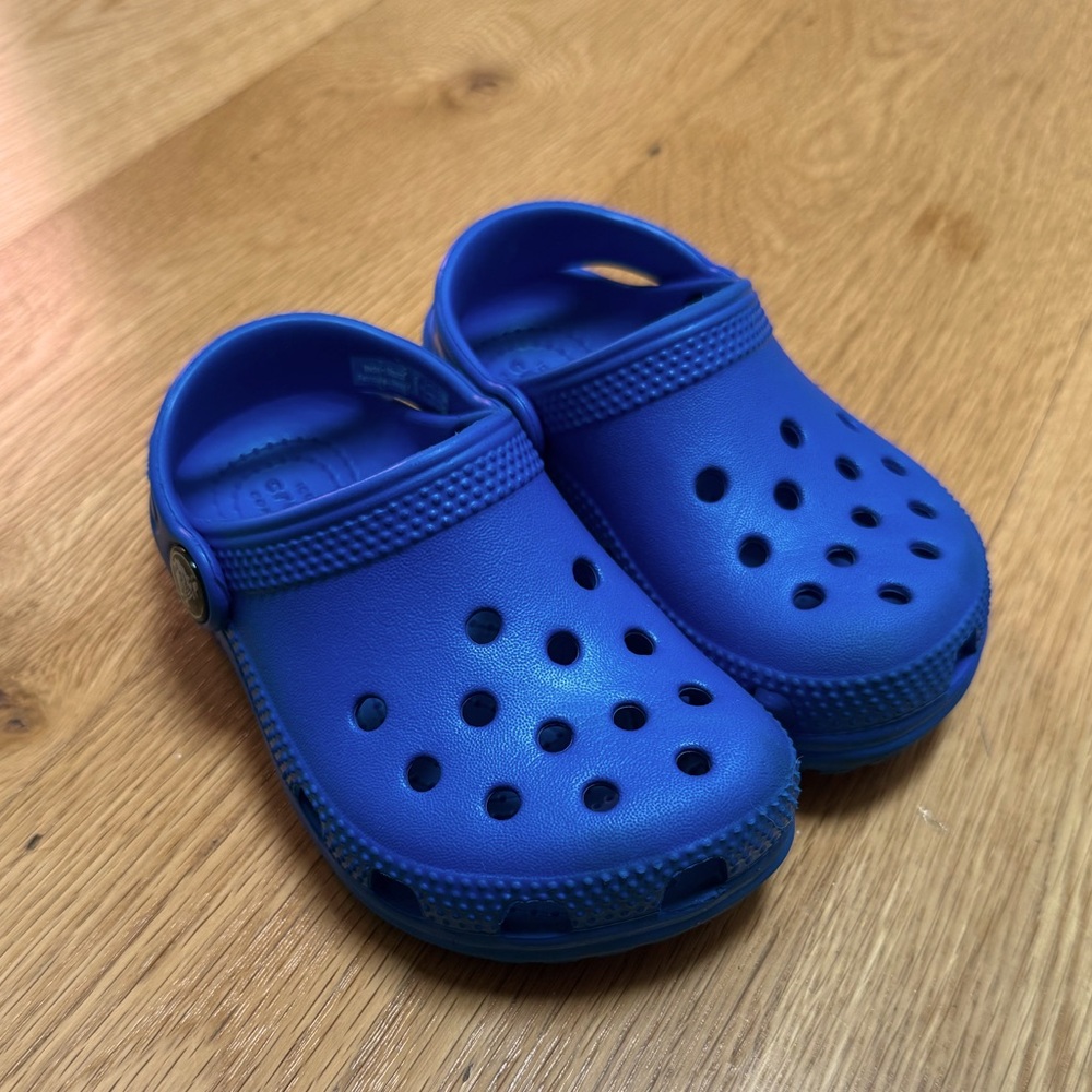 Classic Crocs, Size 8C (little kids), primary blue